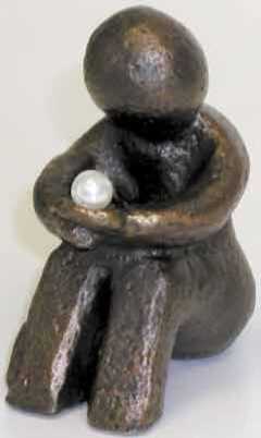 Bronzefigur "Perle in Gottes Hand" Bronzefigur "Perle in Gottes Hand"