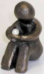 Bronzefigur "Perle in Gottes Hand" Bronzefigur "Perle in Gottes Hand"